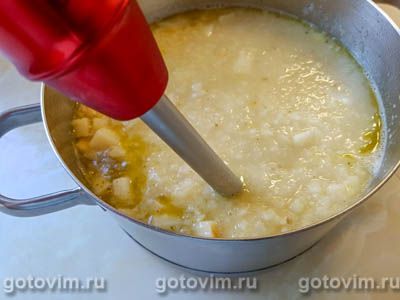 Сливочный суп-пюре из сельдерея с сыром с синей плесенью