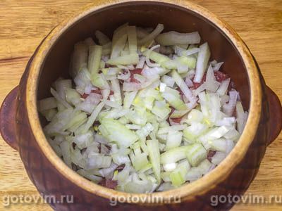 Говядина в горшочках с картошкой в сметанном соусе