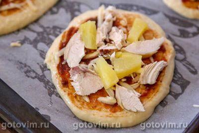 Мини-пицца из теста на кефире с курицей и ананасами.