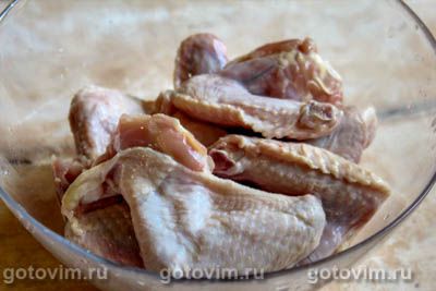 Куриные крылышки в духовке, запеченные с яблоками и вишней.