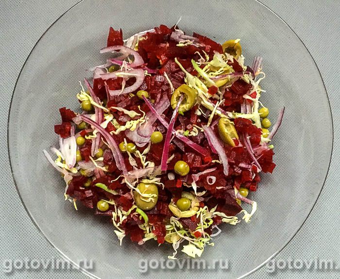 Овощной салат из свеклы с пекинской капустой и оливками