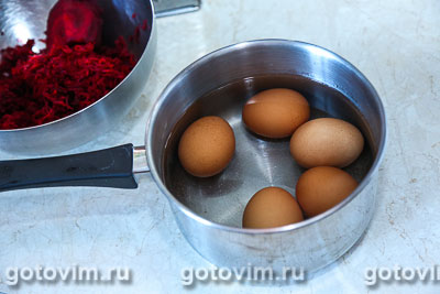 Как покрасить яйца свёклой