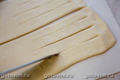 Слойки с сыром и ветчиной из готового слоеного теста