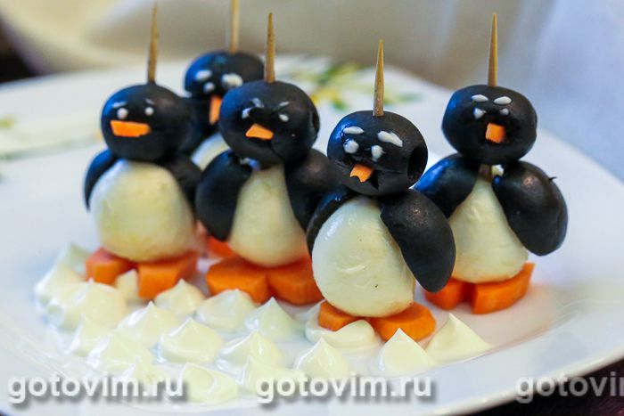 Пингвины из маслин и моцареллы