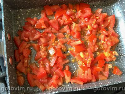 Ржаные макароны с помидорами, укропом и плавленым сыром