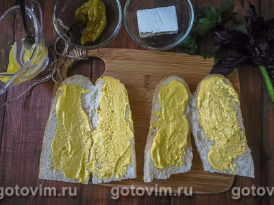 Хот-дог с острым маринованным перчиком, сыром фета и яйцом всмятку