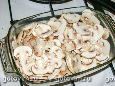 Судак, запеченный с грибами и сливками.