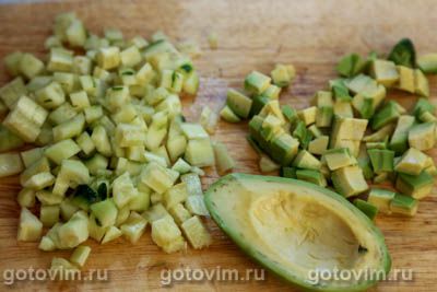 Салат с копченой курицей, кукурузой, огурцом и авокадо