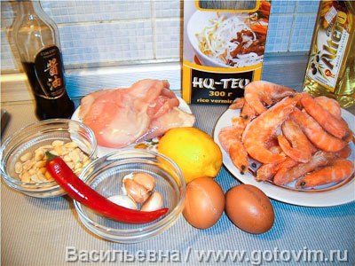 Жареная рисовая вермишель с креветками и курицей