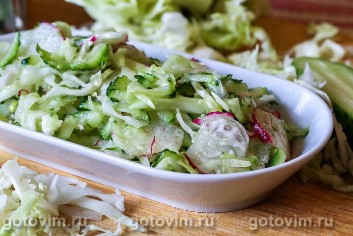 Салат из свежей капусты с огурцом и редисом.