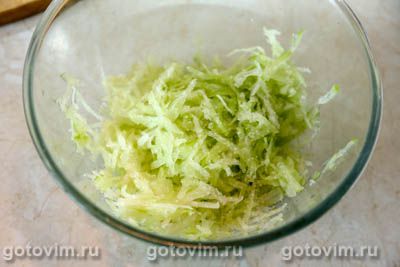 Овощной салат из зеленой редьки и копченой рыбы