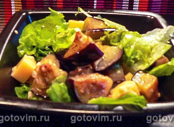 Теплый салат из баклажанов с сыром