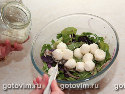Зеленый салат с моцареллой и грецкими орехами