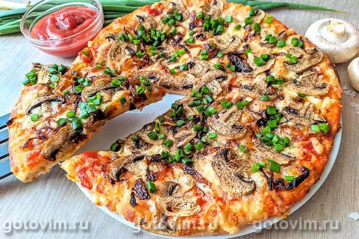 Пицца с грибами и карамелизированным луком.