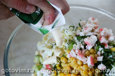 Салат из крабовых палочек «Снежный краб» VICI с огурцами и кукурузой.