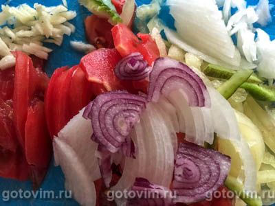Салат из жареных баклажанов со свежими овощами.