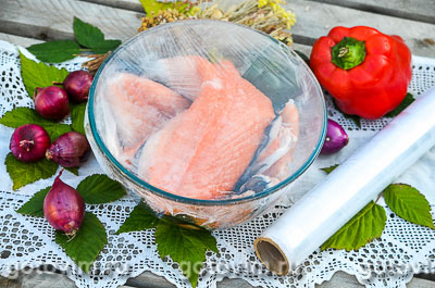 Праздничный рулет из лосося и свежих овощей