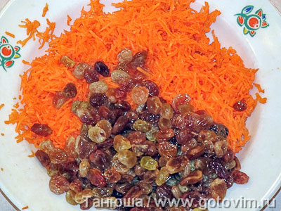 Слоеный салат «Изюмительный» из свеклы, моркови и сыра с медово-горчичный заправкой