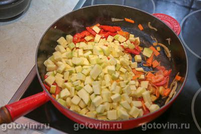 Фрикадельки с овощами и нутом в сковороде