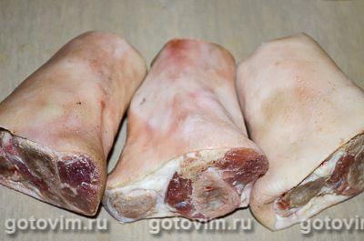 Отварные свиные ножки в чесночном соусе