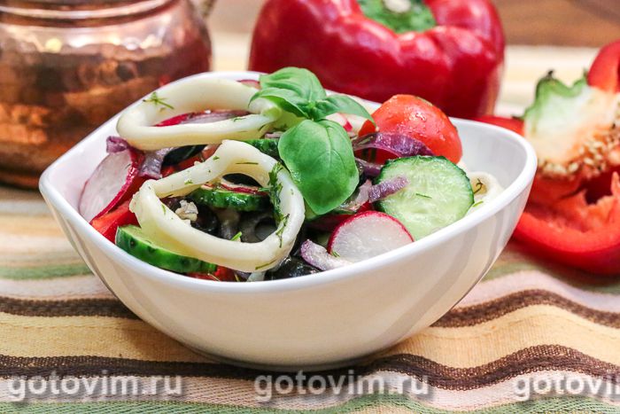 Салат греческий с кальмарами и овощами