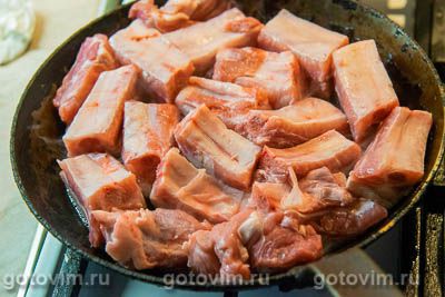 Тушеные свиные ребрышки с белой фасолью, черносливом и яблоками