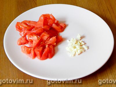 Запеченный баклажан с мягким сыром и помидорами