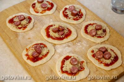Пицца-бомбочки с колбасой и сыром моцарелла в форме для кексов