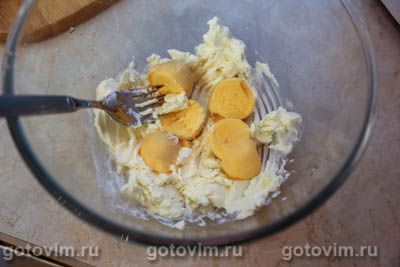 Яйца, фаршированные печенью трески и сыром.