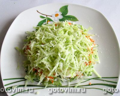 Слоеный салат с творогом, свежими овощами и грецкими орехами