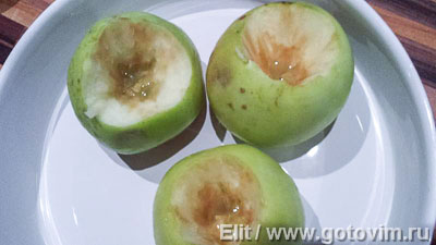 Яблоки запеченые с сухофруктами и орехами