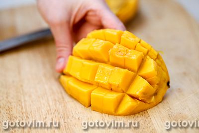 Рулет из безе с кремом из творожного сыра и манго.