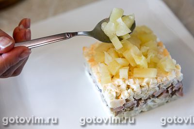 Слоеный салат с копченой курицей, ананасом и картофелем