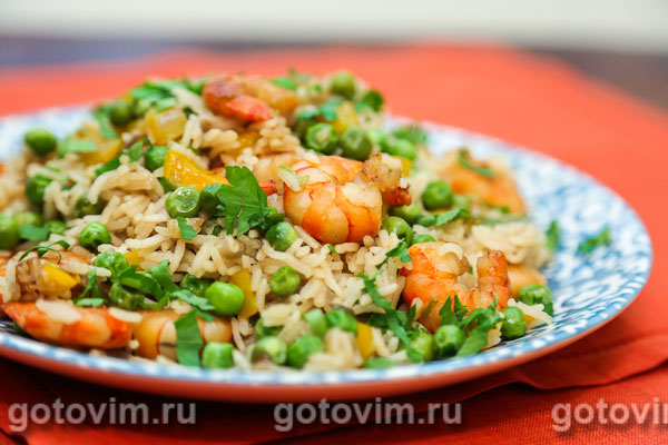 Рис с креветками, сладким перцем и зеленым горошком