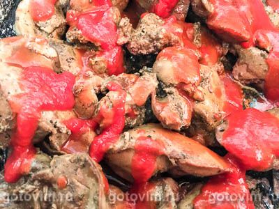 Куриная печень на сковороде в томатном соусе