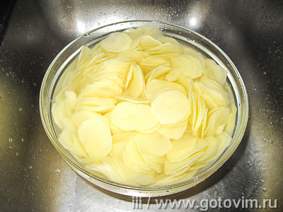 Тушёно-томлёный картофель с луком и сметаной