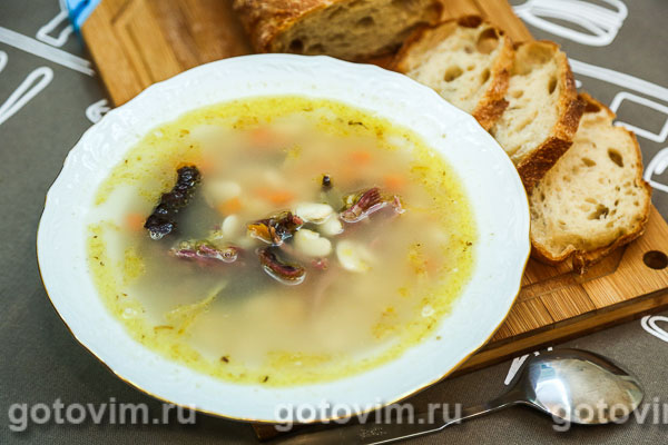 Суп с копченым гусем и белой фасолью