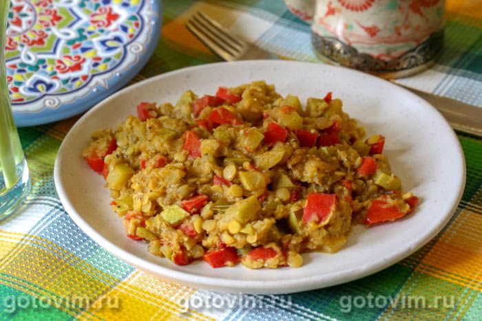 Желтая чечевица по-индийски с овощами и пряностями