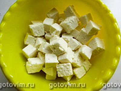 Салат весенний с адыгейским сыром и льняным маслом