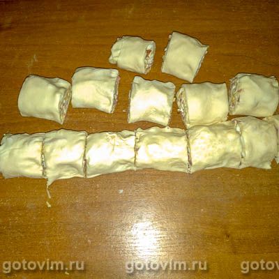 Пирожки из слоеного теста с колбасой и сыром