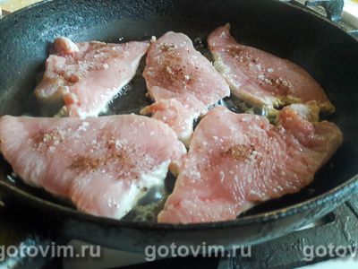 Мясо в духовке, в винном соусе с грушами и сливой.