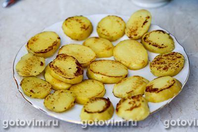 Тартинки из картофеля с соленой сельдью и свеклой