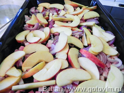 Блин с грудинкой, яблоками и тимьяном в духовке