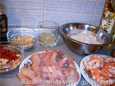 Жареная рисовая вермишель с креветками и курицей