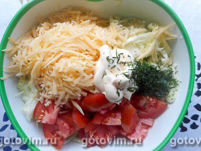 Салат из капусты с сыром и помидорами