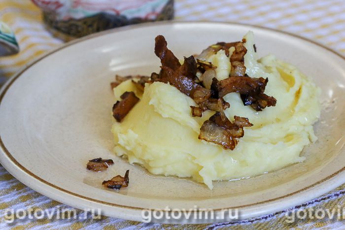 Картофельное пюре с луком и беконом.