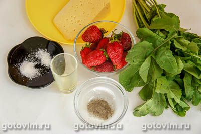 Салат с рукколой, клубникой и сыром