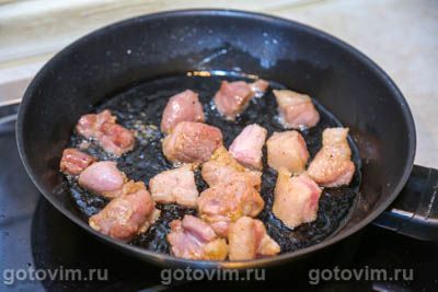 Свинина, тушенная с брюссельской капустой в сливках в духовке