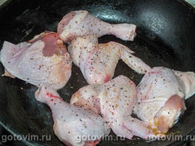 Курица, тушенная с луковыми рулетиками
