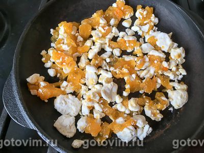 Глазунья по-корсикански с зернистым сыром, маринованным шалотом и помидорами